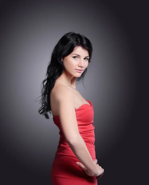 Красива молода жінка в червоній сукні. ізольовані на чорному — стокове фото