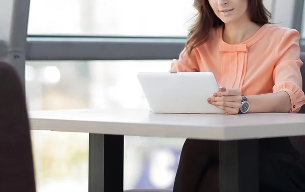 Mujer consultora utilizando una tableta digital en el lugar de trabajo en la oficina —  Fotos de Stock