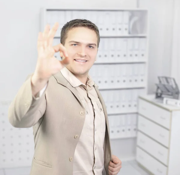 Porträt eines jungen Geschäftsmannes, der Ok-Zeichen zeigt. — Stockfoto