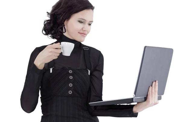 Молода ділова жінка стоїть з чашкою кави і ноутбуком — стокове фото