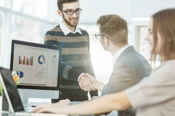 Apretón de manos de los abogados antes de la discusión de las condiciones financieras del nuevo contrato entre los nuevos socios comerciales — Foto de Stock