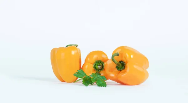 Paprika en takje peterselie .isolated op een witte achtergrond — Stockfoto