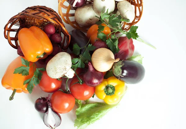 Cogumelos e uma variedade de legumes frescos em uma cesta de vime. — Fotografia de Stock