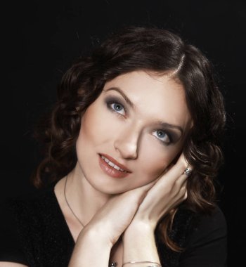 Yakın plan. Akşam makyajlı güzel bir kadının portresi.