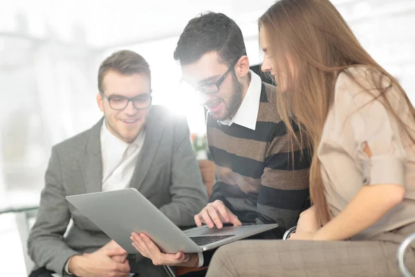 Close up.el equipo de negocios está discutiendo un nuevo proyecto — Foto de Stock