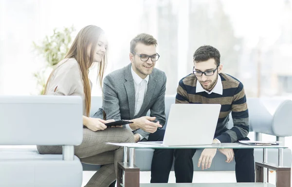 Dirigenti dell'azienda e del cliente, discutendo i termini del nuovo contratto e guardando lo schermo del computer portatile con le informazioni corrette . — Foto Stock