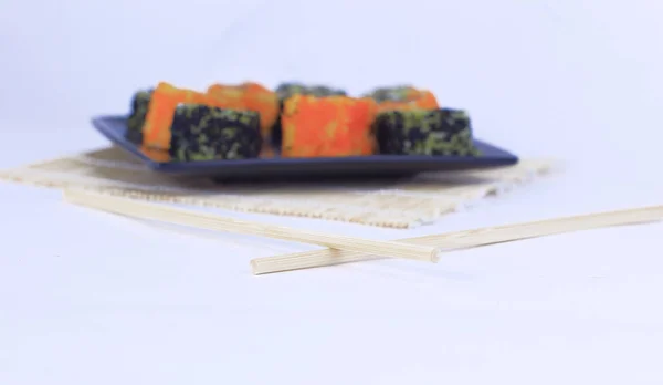 Różne rodzaje sushi Maki na czarnej płycie — Zdjęcie stockowe