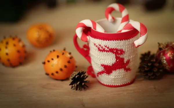 Tazza di Natale e arance su sfondo di legno sfocato. — Foto Stock