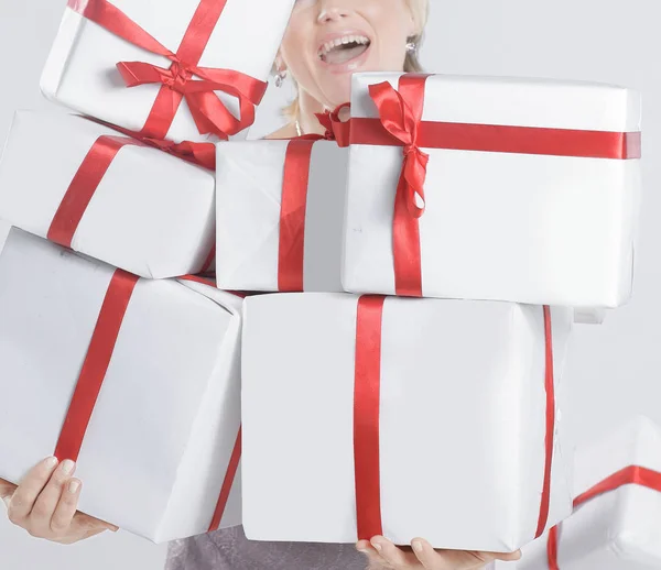 Closeup.beautiful mujer con boxes.isolated regalo en un blanco — Foto de Stock