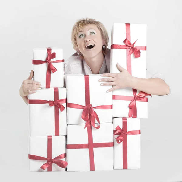 Очень счастливая женщина с подарочными коробками — стоковое фото