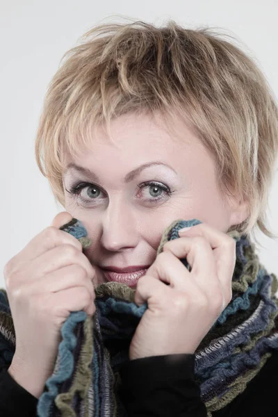 Portre bir şık kadın bir örme scarf.i sarılmış — Stok fotoğraf