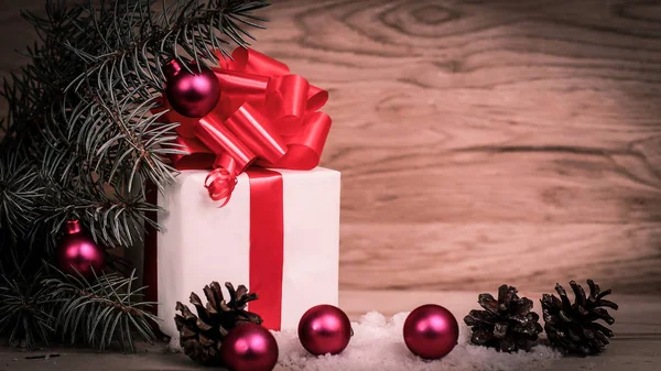 Caixa branca com presente de Natal na mesa de madeira — Fotografia de Stock