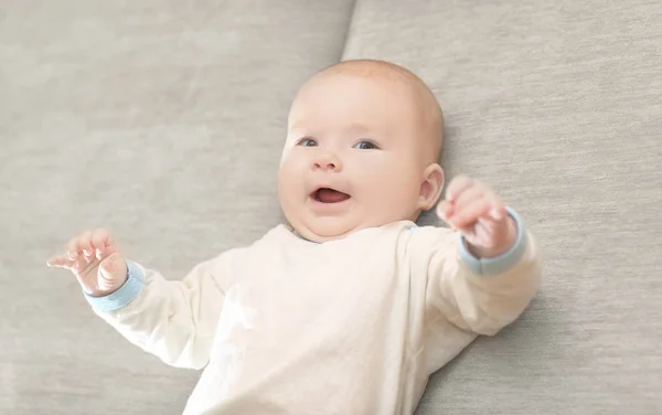 Porträtt av en söt tre månader gammal baby — Stockfoto