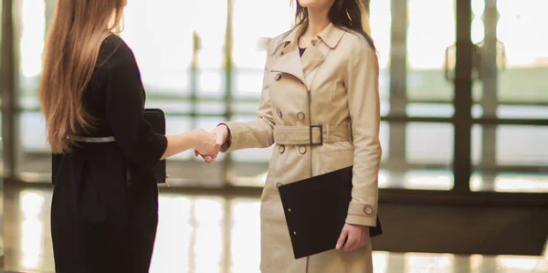 Handshake of business partners in the lobby of a modern office — Stock Photo, Image