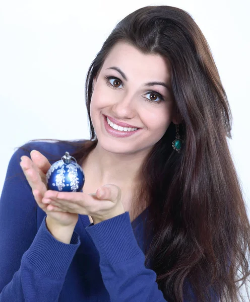 Όμορφη νεαρή γυναίκα, κρατώντας ένα μπλε Χριστουγεννιάτικη μπάλα. — Φωτογραφία Αρχείου