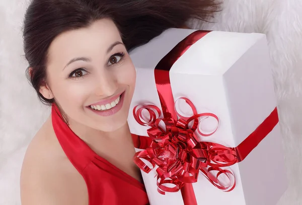 Closeup Happy Beautiful Woman Showing Her Gift Iphoto Copy Space — Stock Photo, Image