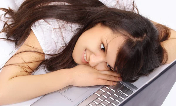 Fechar. sorrindo jovem com laptop no local de trabalho . — Fotografia de Stock