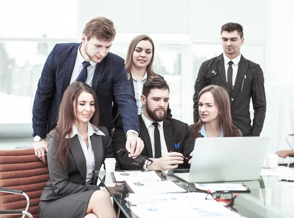 Concepto de trabajo en equipo: un equipo empresarial exitoso en el lugar de trabajo en la oficina — Foto de Stock