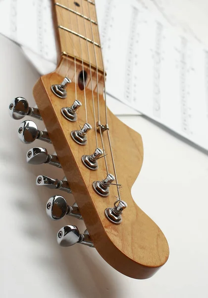 Guitarra closeup.black sobre un fondo blanco . — Foto de Stock