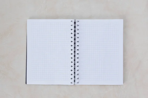 Caderno aberto isolado em papel background.photo com espaço de cópia — Fotografia de Stock