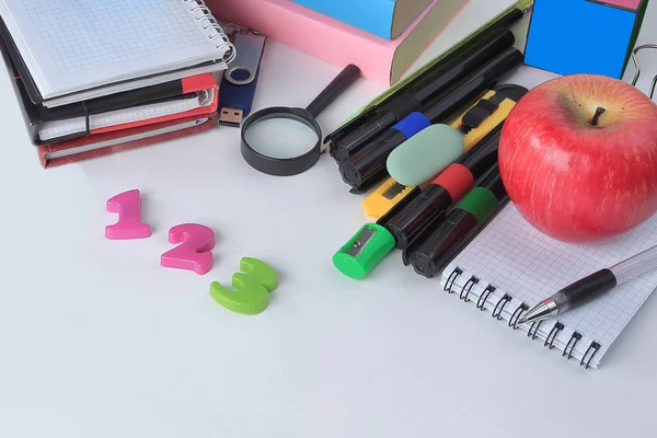 Números e material escolar sobre fundo branco — Fotografia de Stock