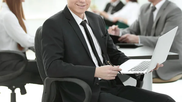 Retrato de belo jovem homem de negócios e laptop — Fotografia de Stock