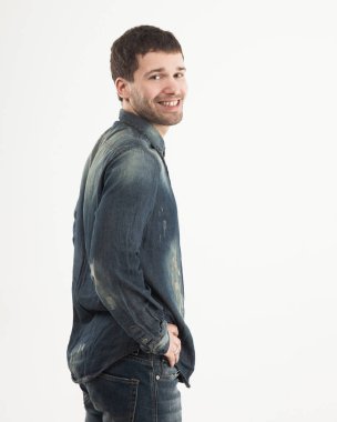 yan görünüm gülümseyen şık genç adam ileri için arıyor