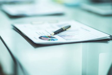  Kalem ve mali belgeler iş adamının masasında.