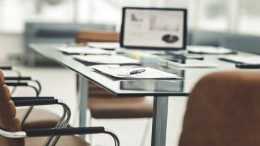  İşyeri dizüstü bilgisayar ve çalışma evrak için modern bir ofis iş takım