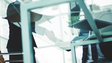 Alt görünümü - modern bir ofis işyeri çalışanları el sıkışma.