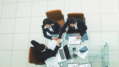  iş yerinde yeni bir pazarlama düzenleri tartışırken başarılı iş takım