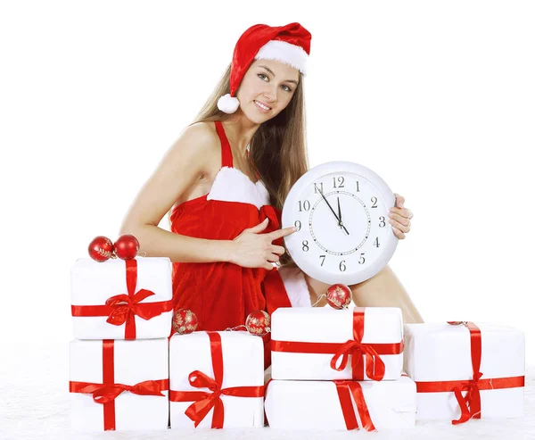 Bella giovane donna in abito di Natale con un orologio seduto su — Foto Stock