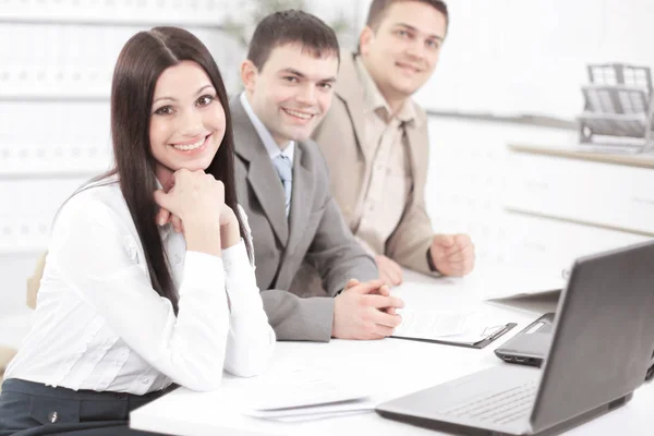 Retrato del exitoso equipo de negocios sentado en su escritorio — Foto de Stock