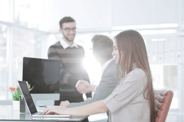 Manager e il cliente si stringono la mano quando si incontrano in ufficio — Foto Stock