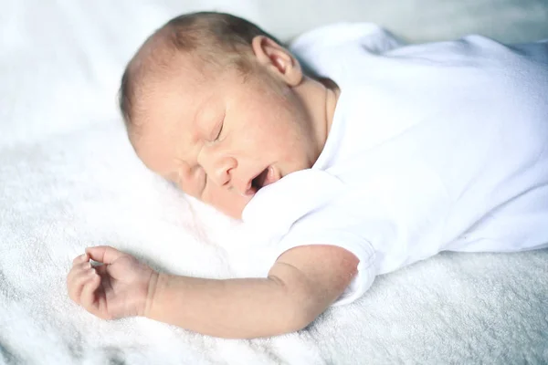 Schattige pasgeboren baby slapen rustig op witte deken — Stockfoto