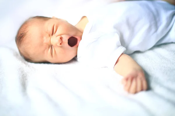 Serene nyfödda sover bredvid mamma — Stockfoto