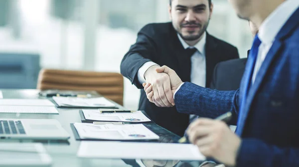 Handschlag zweier Anwälte nach Erörterung der Bedingungen eines Finanzvertrages — Stockfoto