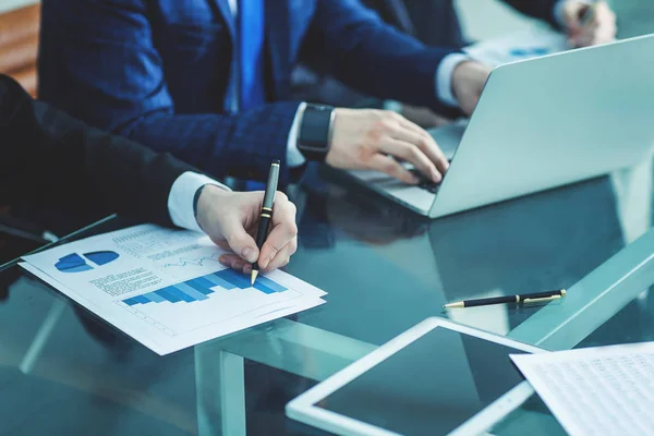 Equipo de negocios discutiendo un nuevo plan financiero de la empresa en el lugar de trabajo —  Fotos de Stock