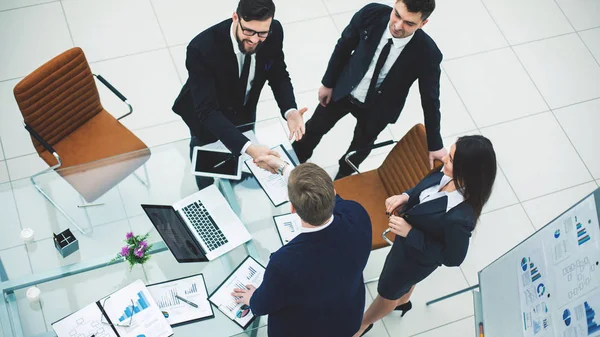 Apretón de manos de los socios antes de la presentación de un nuevo proyecto — Foto de Stock