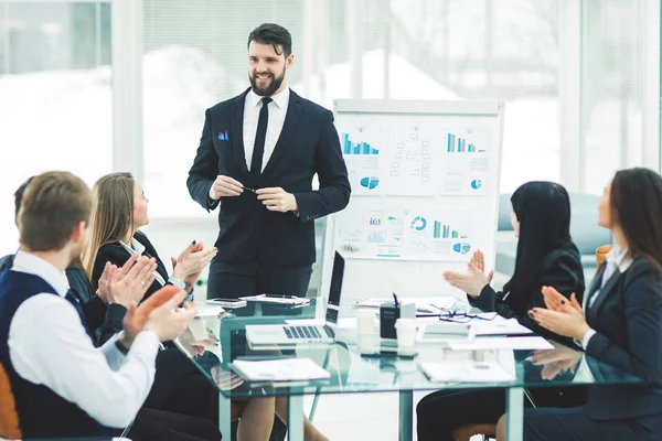  üst düzey yöneticisi şirket ve iş takım, yeni bir mali proje sunumu üzerinde bir tartışma ev sahipliği yapıyor