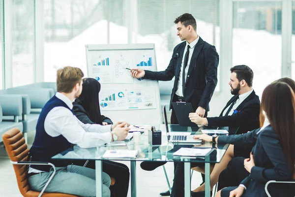 Equipo de negocios presenta un nuevo proyecto financiero para los socios comerciales de la empresa — Foto de Stock