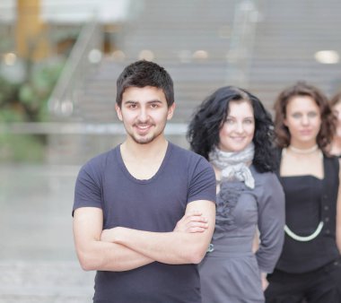 Ofisin arka planında başarılı bir iş ekibinin portresi.