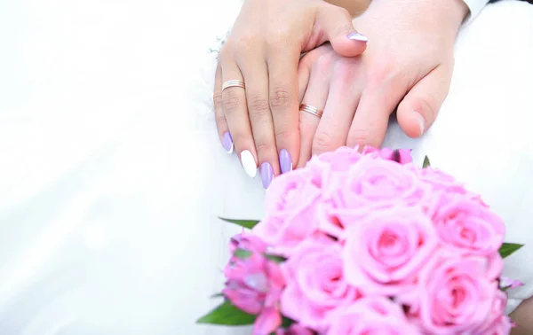 Ramo y las manos de una pareja casada con anillos de boda —  Fotos de Stock