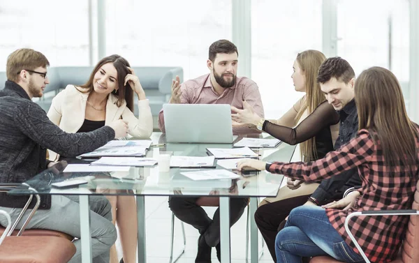 Equipo empresarial discutiendo documentos financieros en el lugar de trabajo —  Fotos de Stock