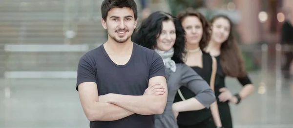 Retrato da equipe de negócios bem sucedida no fundo do escritório . — Fotografia de Stock