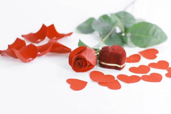 戒指装在红色盒子里，白色背景上有一朵红玫瑰 — 图库照片