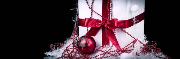 Caja con regalo de Navidad y decoraciones de Navidad en un negro —  Fotos de Stock