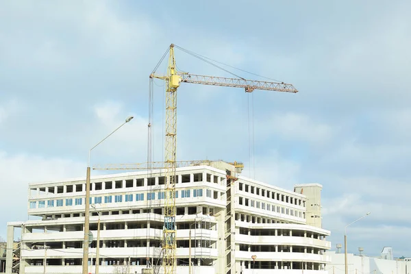 Grúa torre en obra sobre el telón de fondo de nuevos edificios —  Fotos de Stock