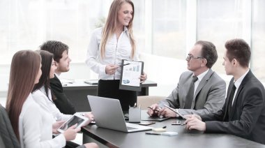 iş planı iş arkadaşları için açıklayan bir iş kadını