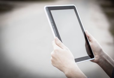 Dijital tablet tutan kişi insan ve teknoloji .closeup